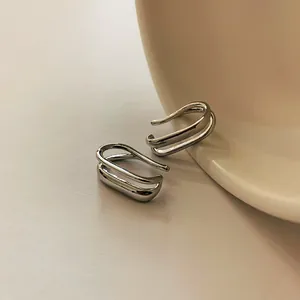 Minimalistische silberfarbene zweilagige Ohrmanschetten im Set mit glatter Oberfläche