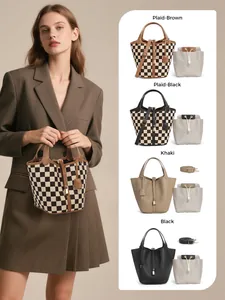 Détails du sac seau à carreaux avec bandoulière réglable et fermeture à cadenas en métal
