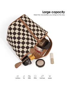 Grand sac cabas à carreaux montrant le rangement intérieur pour lunettes et cosmétiques