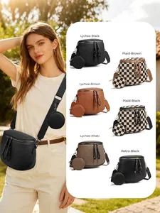 Details der karierten Umhängetasche mit verstellbarem Gurt und kleiner runder Tasche