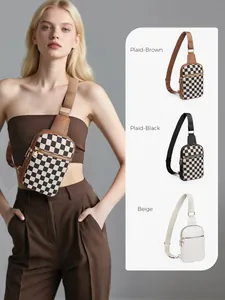 Détail de la bandoulière réglable et du compartiment zippé du sac de poitrine