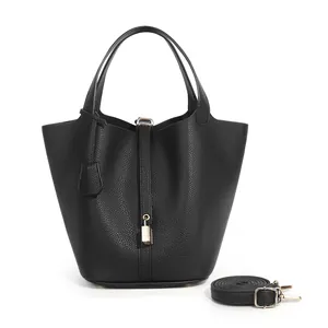 Détail du sac seau noir grainé avec fermoir métallique et bandoulière réglable