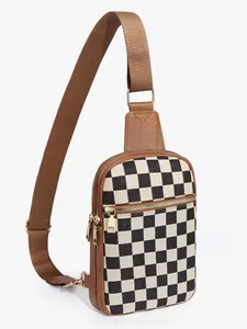 Détail du sac à bandoulière en damier avec finitions en cuir marron et zips dorés