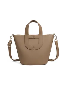 Detail van de PU-leren bucket bag met lychee-patroon, handvatten en gouden accenten