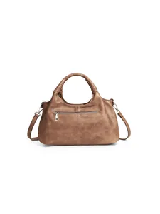 Dettaglio della borsa in pelle PU marrone con manico intrecciato e cerniera in metallo