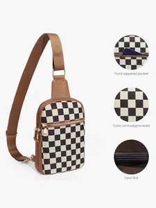 Détails du sac bandoulière à damier montrant les poches zippées et les fentes pour cartes