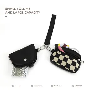 Pochette da polso a scacchi e in pelle nera con fessure per carte e anello