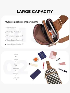 Vue détaillée du sac bandoulière à damier montrant les compartiments et sa grande capacité