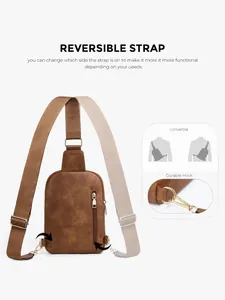 Détail de la bandoulière réversible et des crochets métalliques sur le sac de poitrine