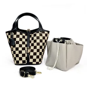 Sac bandoulière à damier avec sangle réglable, breloque de verrouillage et pochette interne