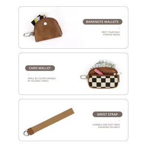 Dettaglio del portacarte a scacchi e pochette in pelle marrone con cinturino
