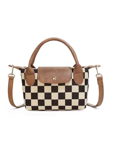 Détail du sac à damier avec rabat en cuir marron et boucle métallique dorée