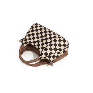 Borsa tote a scacchi bianchi e neri con finiture in pelle PU marrone e manici intrecciati