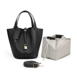 Détail du sac seau en cuir noir avec fermoir ceinture et pochette intérieure à cordon