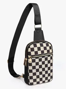 Détail du sac bandoulière à damier avec sangle en nylon noir et garnitures dorées