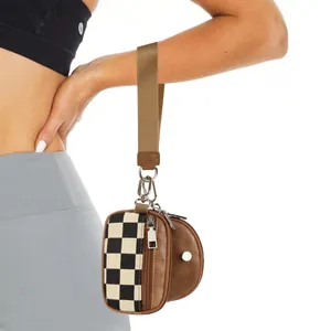 Set pochette da polso a scacchi con porta carte e portamonete in pelle marrone