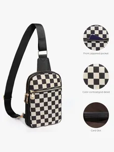 Vue détaillée du sac bandoulière à damier avec poche zippée et fentes pour cartes internes