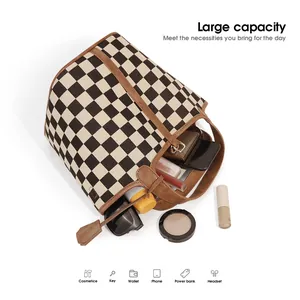Sac seau rétro à damier avec bandoulière réglable montrant une grande capacité