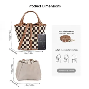 Sac seau à damier avec bandoulière réglable et détails de taille sur fond blanc