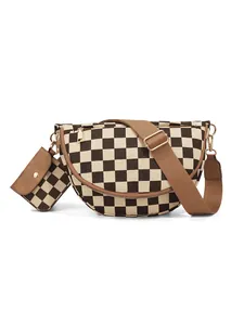 Dettaglio borsa a mezzaluna a scacchi con mini pochette coordinata e fibbia dorata