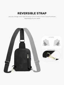 Détails macro du sac bandoulière à damier noir avec sangle réversible et finitions dorées