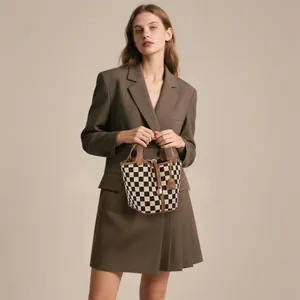 Sac seau à motif damier avec garniture en cuir marron et accessoire de cadenas