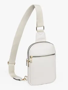 Détails du sac bandoulière beige avec double fermeture éclair et accessoires dorés