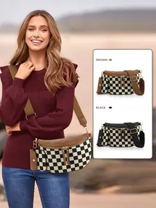 Détail du sac bandoulière à damier marron et noir avec ferrures dorées élégantes