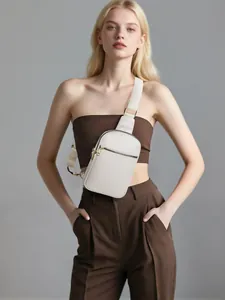 Détail du sac bandoulière blanc cassé avec zips dorés et texture cuir premium