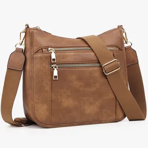 Dettaglio della borsa a scacchi vintage con trama litchi marrone e doppie cerniere frontali