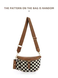 Détail du sac bandoulière à damier avec sangle en cuir marron et petit porte-monnaie
