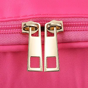 Detail of rose pink lunch bag featuring premium golden double-headed metal zippers