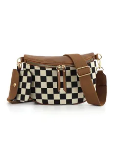 Détail du sac bandoulière à damier avec pochette ronde et sangle marron large