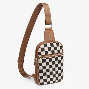 Sac de poitrine à damier avec détails en cuir marron et sangle réglable
