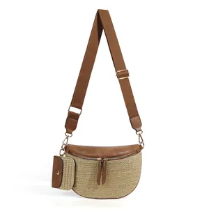 Vue détaillée du sac bandoulière tissé à carreaux avec sangle et mini porte-monnaie