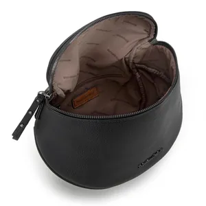 Detailansicht der Montana West Tasche aus schwarzem Kieselleder mit Innenfutter und Logo
