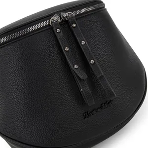 Detail der schwarzen Umhängetasche aus genarbtem Leder mit Silberzipper und Nieten-Zuglasche