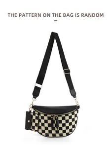 Détail du sac bandoulière à damier avec finitions dorées et petite pochette amovible