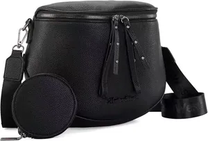 Detail der schwarzen Halbmondtasche aus Kieselleder mit Mini-Beutel und Montana West Logo