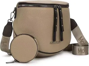 Detail der khakifarbenen Satteltasche aus genarbtem Leder mit rundem Münzetui und Gurt