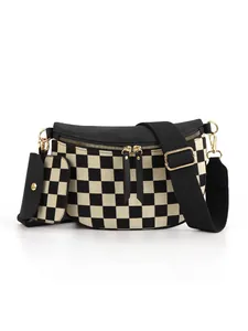 Vue détaillée du sac banane à damier avec fermetures dorées et pochette assortie