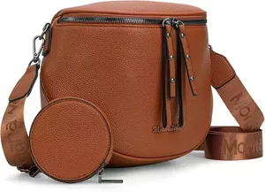 Details braune Muschel-Tasche aus Kieselleder mit Logo-Gurt und Münzfach