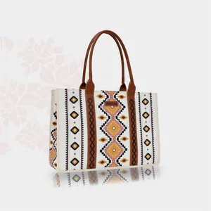 Detailaufnahme der Boho-Canvas-Tragetasche mit geometrischem Muster und Lederetikett