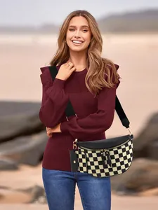 Sac de poitrine à motif damier avec bandoulière large en nylon et fermeture éclair dorée