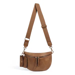 Vue détaillée du sac bandoulière marron à damier avec sangle réglable et petit étui assorti