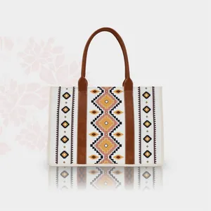 Details der böhmischen Canvas-Tasche mit geometrischen Mustern und braunen Ledergriffen