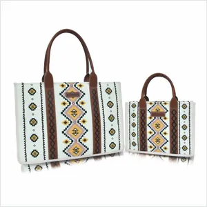 Detailliertes Set aus Boho-Canvas-Tragetaschen mit geometrischen Mustern und braunen Griffen