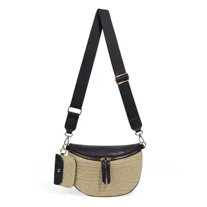 Détail du sac ceinture tressé avec bandoulière réglable et pochette pour écouteurs amovible