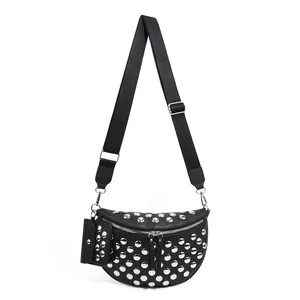 Sac banane demi-lune en cuir noir avec rivets argentés et bandoulière large