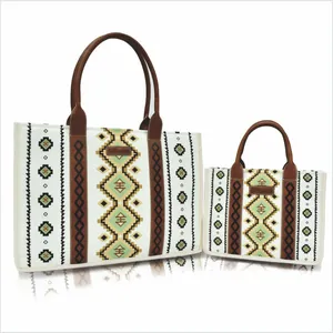 Detailansicht zweier Boho-Canvas-Taschen mit geometrischer Webung und Kunstleder-Besatz